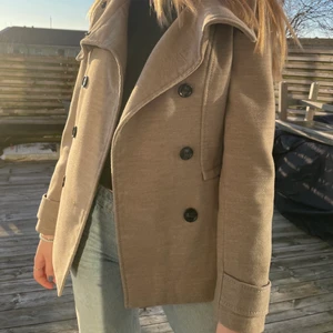 Beige kappa  - En jättefin kappa köpt på second hand nyligen. Älskar verkligen denna men säljer den nu för har för många andra likande. Dess skick skulle jag säga är superfint!💗Budgivning om det är många intresserade!!
