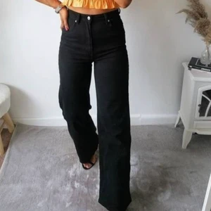 Vid byxa - Köpt från H&M, använd 1 gång men ångrade mig eftersom tyckte inte att passformen satt fint på mig men annars sitter den exakt som på bilderna. Är 165 och dom satt super! 😍