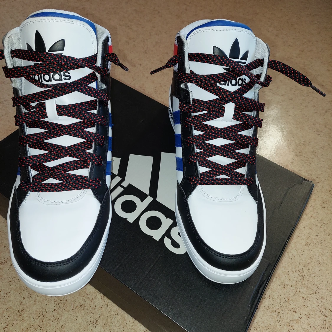 Adidas "overbranded shoes size 43 - 91