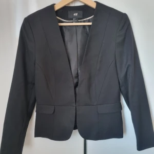 Svart kavaj  - Svart figursydd kavaj som aldrig är använd. Sitter väldigt fint på 🖤  (Frakt/porto kan diskuteras)