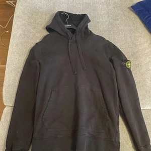 Stone island hoodie  - Svart hoodie köpt för ca 1 år sedan. Använd men inga skador på den. Soklart äkta, kom privat för mer bilder!