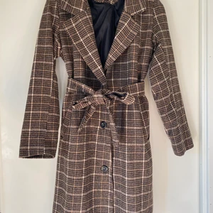 Rutig kappa storlek M - Brunsvart rutig kappa från Lager 157, storlek M. I gott skick. Rök- och djurfritt. 