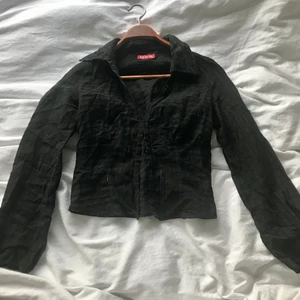 Tröja - Säljer denna ursnygga tröjan som formar kroppen jättefint! 