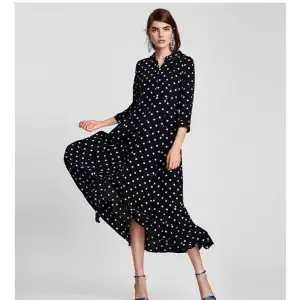 Zara NY lång klänning med fickor st xs premium denim collection. oanvänd klänning från zara två fickor på sidorna och knappar fram.  Storlek xs  Ny pris 499kr