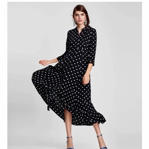 NY klänning från Zara - Zara NY lång klänning med fickor st xs premium denim collection. oanvänd klänning från zara två fickor på sidorna och knappar fram.  Storlek xs  Ny pris 499kr