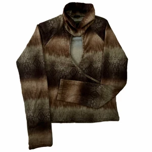 Vintage Polo med ormmönster - Coolaste polotröjan som är lite öppen på bröstet med ormmönster!! Sitter supersnyggt, kan skicka mer bilder vid förfrågan :)