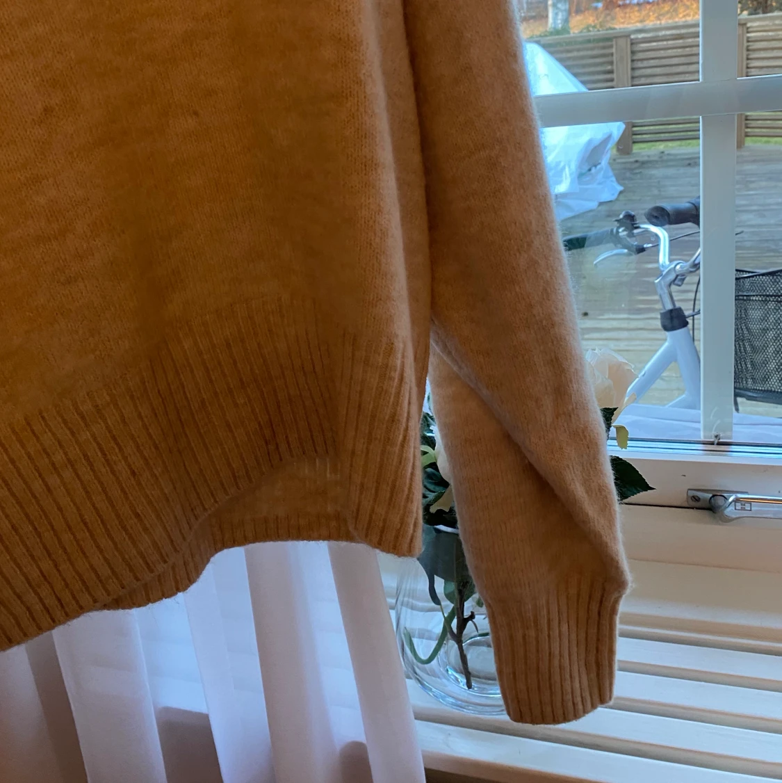 Beige stickad polo från monki  - 90