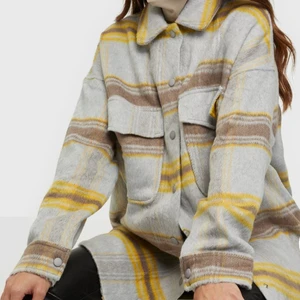 Oversized shacket  - Oversized shacket, tunn jacka i slarviga färger, använd 1-2 gånger så gott som ny