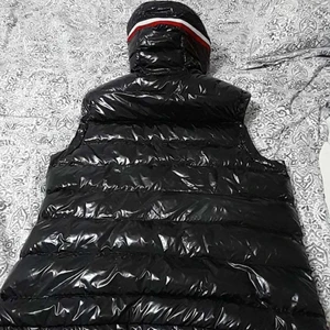 Moncler väst M - Äkta moncler väst den är lite använd men ser frf ut som en ny vill sälja den för att har en annan canada goose väst. Köptes för 5100kr 