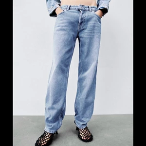 lågmidjade jeans - säljer dess snygga jeans då de inte kommer till använding hos mig:( från zara i modellen ”the luna straight”, har sprättat ett litet veck som fanns samt fållen längst ner då jag ville ha de lite längre (är 170cm)!! praktiskt taget nyskick, använd 2 gånger bara💞 kontakta om du vill ha mått på något eller fler bilder så svarar jag så snabbt jag kan☺️