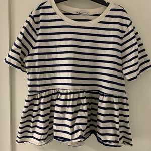 Randig tshirt - Super fin och populär tröja ifrån zara. Har bara använts ett fåtal gånger❤️