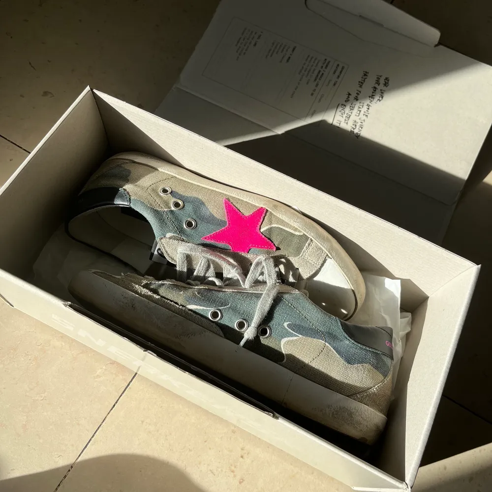 Säljer mina golden goose sneakers då de ej kommer till användning. Köpta för cirka ett år sedan och använda ett fåtal gånger, så de är som nya. Köpta på Mathilde i Stockholm för 4700kr. Skriv för fler bilder eller prisförslag❤️ (osäker på fraktpriset). Skor.