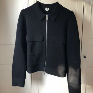 Snygg kofta från arket - Supertrendig kofta från arket i strl M men passar även en strl S. Som ny då den endast är använd 2-3 ggr.