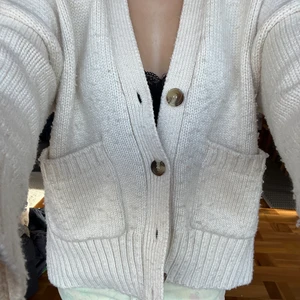 Kofta beige - Beige mysig kofta från zara. Funkar såväl på vintern som på sommarkvällar