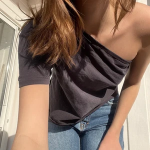 one-shoulder t-shirt! - Så ball t-shirt med endast en ärm!!😍 Säljer då det tyvärr inte kommer till användning av mig.💕 Endast använd fåtal gånger så i princip nyskick!!💞💞 Tveka inte att kontakta mig vid frågor!!❤️❤️ betalas via swish och köparen står för frakten!💕☺️