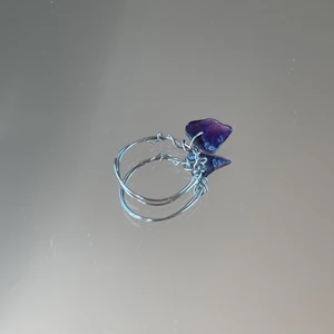 Ring - Handgjorda ringar med sjukt fina stenar och pärlor 🪐✨Alla som finns ute kan köpas men även göras på beställning med samma material och med både guld och silvrig ståltråd. Skriv vid intresse, frågor om storlek eller fler bilder!! 1 för 50kr, 2 för 80kr 💕  ************************** Checka min profil där jag har en massa mer smycken utlagda!! Finns i flera färger och modeller:) Frakt ingår i priset, perfekta för dig som vill sätta en personlig prägel på stilen eller att ge bort i present ❤️‍🔥puss❤️‍🔥