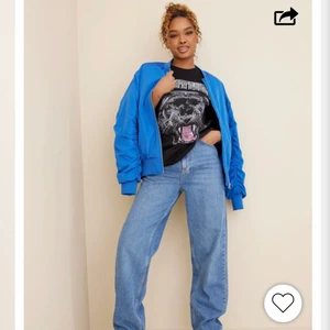 Nly trend T-shirt  - Super cool T-shirt från NLY Trend! Passar till allt! Jag är 177 och bär storlek M. Den är lite oversized. Använd fåtal gånger. Köparen står för upphämtning/frakt. Pris kan diskuteras.