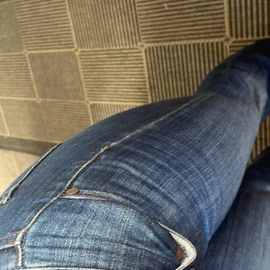 Låg midjade flarejeans  - Alldeles för små byxor för mig så säljer dom de är stl 25 