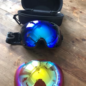 Goggles / skidglasögon  - Säljer mina goggles pga har tre par. Väldigt sparsamt använda. Ett till glas för mulligare dagar och fodral kommer på köpet. #lmnts #goggles #ski