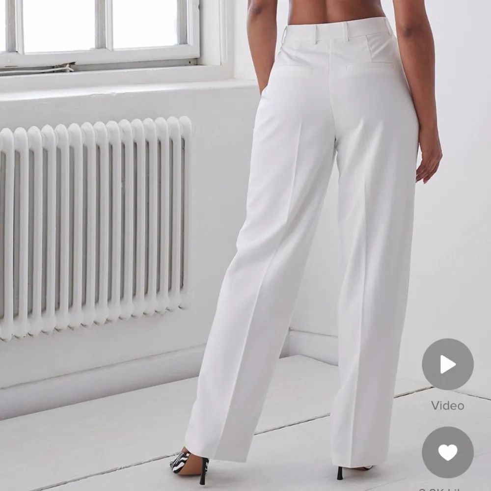 Säljer dessa jättefina vita kostymbyxor från angelica blicks kollektion med na-kd❤️ Aldrig använda med prislapp kvar och helt slutsålda! Storlek 36, 200 kr + frakt💓💓. Kostymer.
