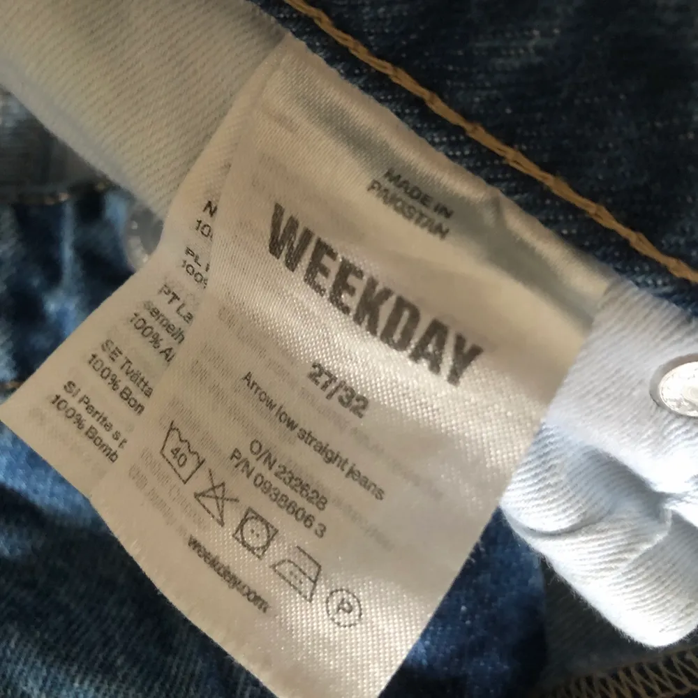 Super fina lågmidjade jeans från weekday i modellen arrow som tyvärr inte passar💙. Jeans & Byxor.