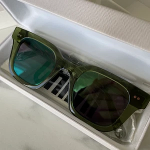 Chimi 004 kiwi - Intressekoll på dessa as coola solglasögon från chimi i färgen kiwi. Eftertraktade och svåra att få tag på (finns inte längre på hemsidan) köpta här på Plick och är helt oanvända, endast testade. Kommer i org förpackning så som nya!! Säljer inte under 600kr