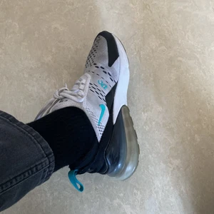 Nike 270 - Air Max 270 använda ett tag och har leggat i några veckor för att de har blivit för små för mig och vill hjärna att någon anan får bära på dessa sköna skor. Vita med små svarta och ljusblå detaljer 