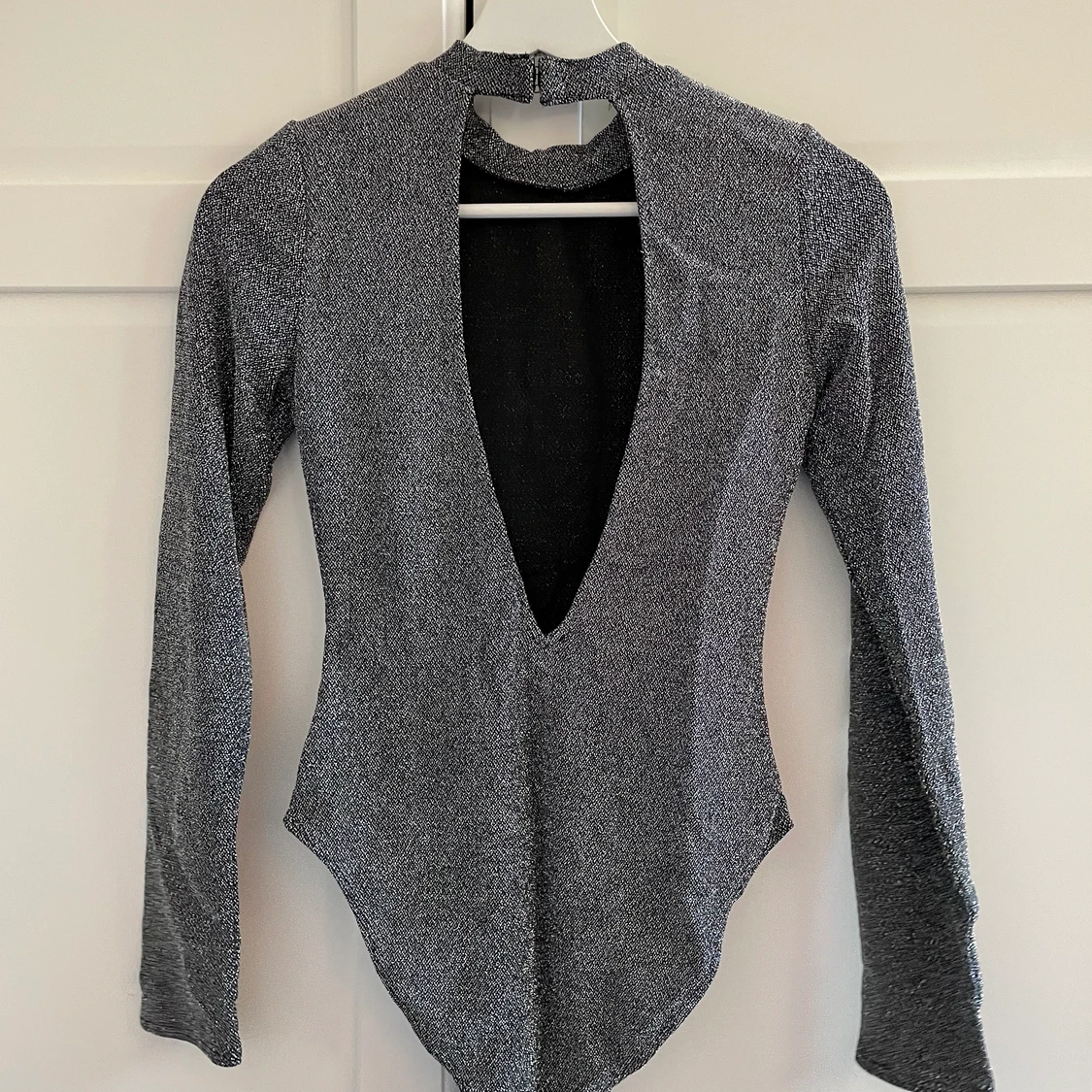 H&M glittrig body med öppen rygg - 90