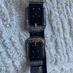 bb belt - Jag säljer ett BB bälte i storlek S. Bra skick och använt bara några få gånger, säljer för att jag bytt stil.