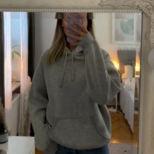 Hoodie, storlek xs  - Grå hoodie från bikbok storlek xs. Använd ett par gånger. Skriv privat för intresse!