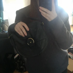 Click six väska - En svart liten handväska från click six