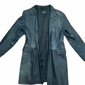 svart läderjacka - Säljer nu fin superfina läderjacka då jag inte använder den längre. Storlek 38 men passar mig som har 34😋