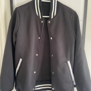 Jack/ kofta från shein - Säljer min flis/jacka från shein. Den är som en flis/kofta men ser ut som en jacka. Aldrig andvänd 