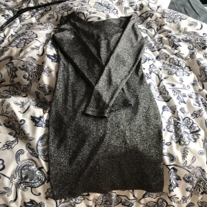 Klänning - En glitter svart klänning som inte är anständig 