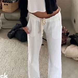 Roxy linnebyxor - Undrar om någon är intresserad av att byta mina linnebyxor från Roxy i storlek S mot ett par i XS då de är för stora för mig, de är uppsydda för att passa någon runt 158❤️ Kan även tänka mig att sälja för bra pris!!❤️ (lånade bilder!!!)
