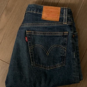 Levis 501, stl 27-30 - Nästan helt oanvända Levi’s 501. Midja 27, längd 30. Underbar mörkblå färg. 300 kr.  