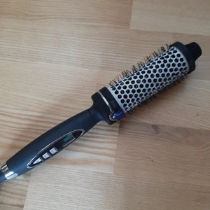 Cera värmeborste 38 mm  - Säljer min värmeborste eftersom den inte kommer till användning. Den är 38 mm.