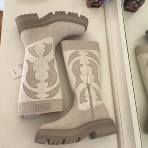 Cowboy boots - Säljer dessa jättefina cowboy boots ifrån Bershka. Köpta för cirka en månad sen och är aldrig använda med lappar kvar. Dem är i strl 36 och köptes för 649. Om många är intresserade blir det budgivning. Frakten ingår i priset.