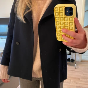 Mörkblå allvädersjacka - Jättesnygg och trendig jacka från Kappahl! Använd endast 1 gång så den är i toppskick! Storlek 158 men passar mig bra som vanligtvis bär s och det får plats en tjocktröja under!❤️ är flera intresserade blir det budgivning!❤️