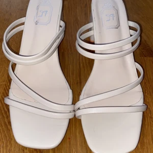 Klackskor - Hej! Jag säljer dessa klackskor jag fick i present ett långt tag sen men bara legat i garderoben. Jag har endast testat dom hemma 1 gång och gått lite men aldrig använt de ute. Därav i nyskick. Storlek 39 men det passar en 38 som jag är.   