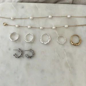 Smycken  - Hej säljer alla smycken på bilderna först till kvarn alla ringar är ifrån pilgrim och ringarna kostar 150kr och örhängena är ifrån Edblad säljer jag för 200. Armbandet är från Edblad och halsbandet är ifrån Edblad säljer båda för 200 st.❤️ (alla ringar, armband och halsband är skjusterbara)