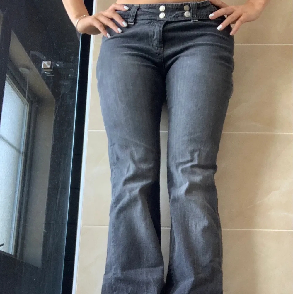 Super fina lågmidjade jeans som jag älskar men tyvärr inte får någon användning av. Står storlek 38 men passar 36 också! Jag är 170 och de är långa på mej. Super fint skick och så trendiga💗 Skriv vid frågor eller intresse💗. Jeans & Byxor.