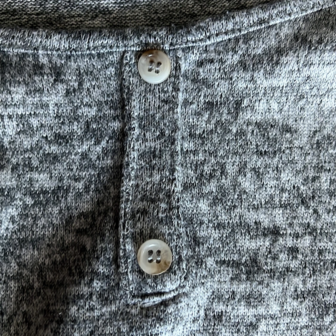 Gråmelerad tröja med knappar därfram  - 90