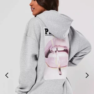 Playboy hoodie - Säljer min gråa playboy hoodie, storlek 34 men väldigt oversized💞 har använt den kanske 2-3 gånger så den är i nyskick💞