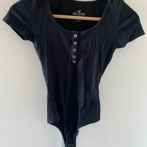 Svart hollister topp.  - En basic svart body från hollister. 