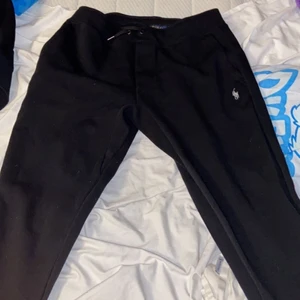 Polo Ralph Lauren Mjukis - Säljer ett par oanvända Polo Ralph Lauren mjukis då jag fick en liknande byxa! Nypris: 1000 kr säljer för 500 kr