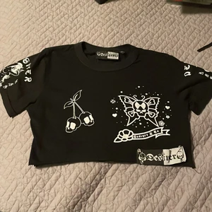 Emo crop top  - Crop top av märket Desiyer. Sitter snyggt och tajt 🖤 Märkt medium/large men den är i minsta laget, snarare en xsmall-small. Frakten går på 45, eller 66 om den ska vara spårbar