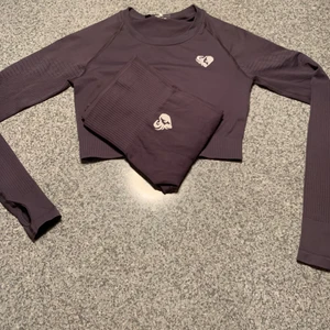 Women’s Best tränings set  - Säljer mitt women’s best tränings set eftersom jag inte använder de längre. Väldigt fint skick och använt max 4ggr. Byxorna är köpta för 490 ungefär och tröjan 350 och säljer båda för 149kr! Tröjan är i S och byxorna i M!💖