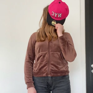 Ginatricot S Brun - Super mjuk och gosig hoddie i str S men passar även till en M.  Mycket fint skick dock saknas banden till luvan.💗