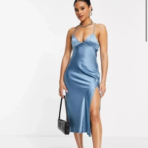 Slutsåld asos satinklänning - Säljer denna riktigt snygga klänningena som sitter som en smäck, anledning är för jag har nu två stycken🥰 kan skicka fler bilder vid intresse nypris 600